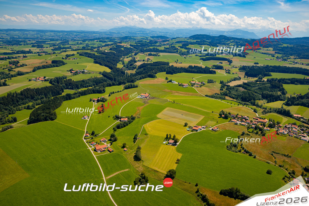 Das Luftbild zeigt : Oberhofen Altusried - Die Luftaufnahme wurde 2024 vom UL-Flugzeug aus erstellt ( keine Drohne ) - Hochauflösende Luftaufnahme - Für grossformatige Ausdrucke geeignet. Die Geschenkidee !Mit Lizenz und Bildrechte bestellbar