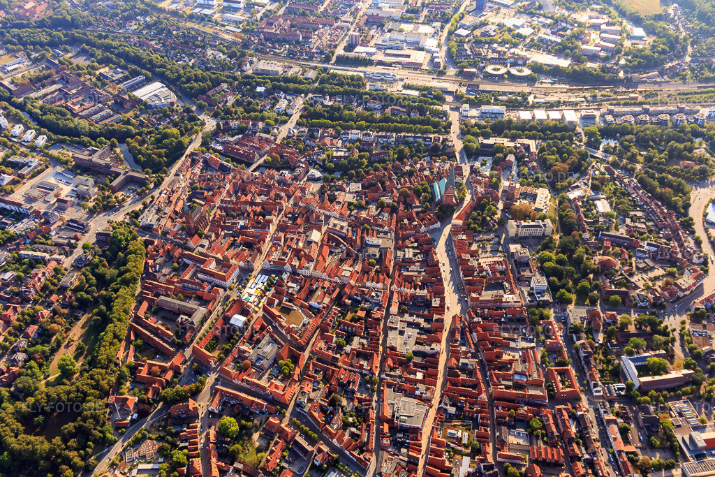 Luftbild: Altstadt aus Westen mit Am Sande in Lüneburg im Bundesland Niedersachsen in Deutschland. Foto: IMG_110371.jpg vom 18.08.2018 durch Werner Riehm/FLY-FOTO.de