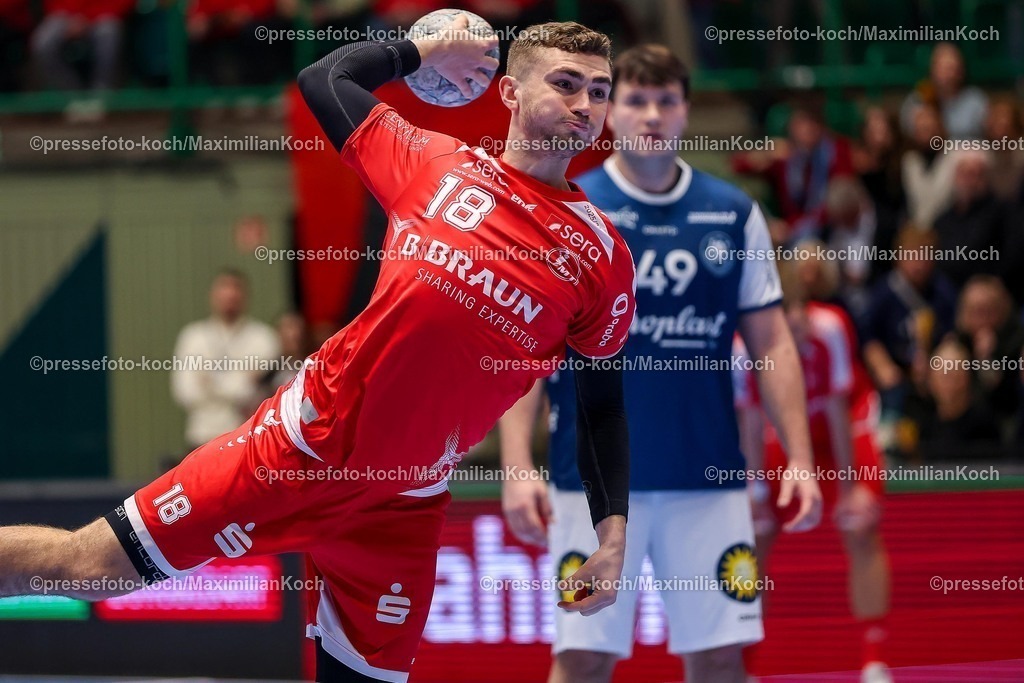 BHC18122501043 | 18.12.2025, Handball, Viertelfinale DHB-Pokal, Bergischer HC - MT Melsungen, Unihalle Wuppertal: Florian Drosten (Melsungen #18) beim Wurf auf das Tor von Torhüter Christopher Rudeck (BHC #01) 