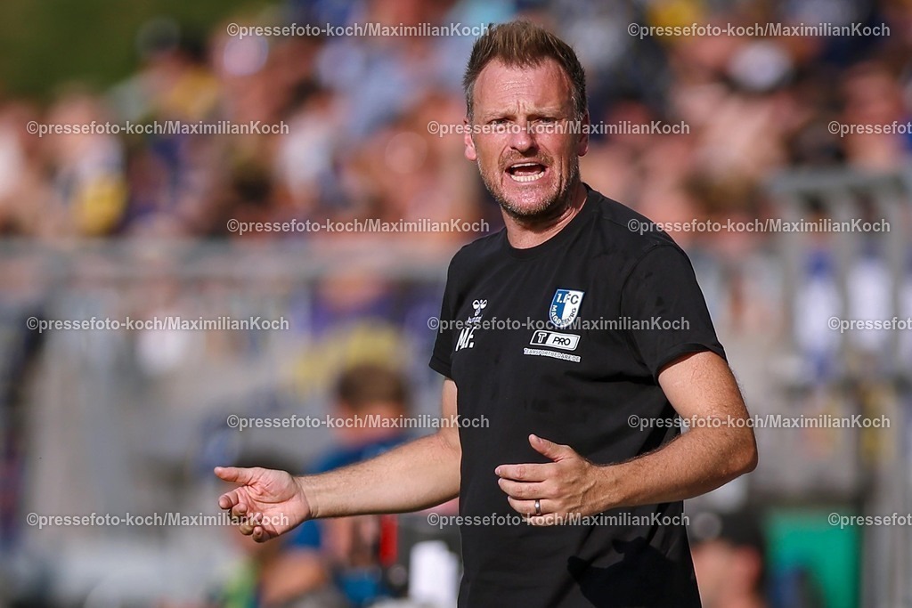 DFB15082501020 | 15.08.2025, Fußball, DFB-Pokal, 1. FC Saarbrücken - 1.FC Magdeburg, Ludwigsparkstadion, Saison 2025 2026: Cheftrainer Markus Fiedler(1FC Magdeburg #hc) gestikulierend am Spielfeldrand Gestik   DFB regulations prohibit any use of photographs as image sequences and or quasi-video.