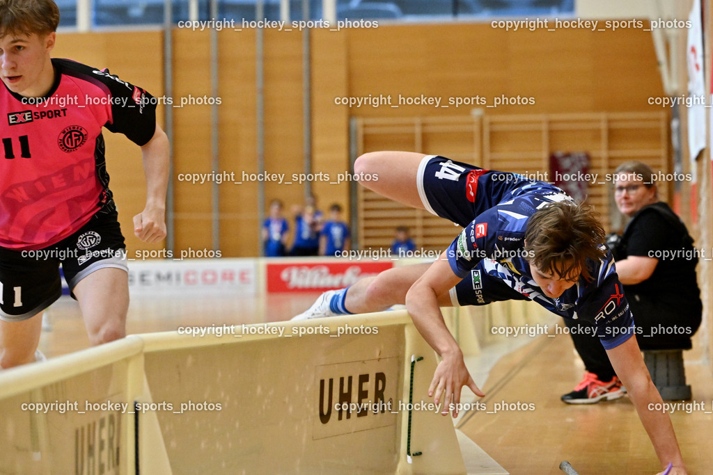 VSV Unihockey vs. Wiener Floorball Verein | #11 Jakub Kir Wiener Floorballverein, #44 Luca Widnig VSV Unihockey, VSV Unihockey vs. Wiener Floorball Verein, VSV Unihockey vs. Wiener Floorball Verein am 18.05.2025 in Villach (Ballspielhalle St. Martin), Austria, (Photo by Bernd Stefan)