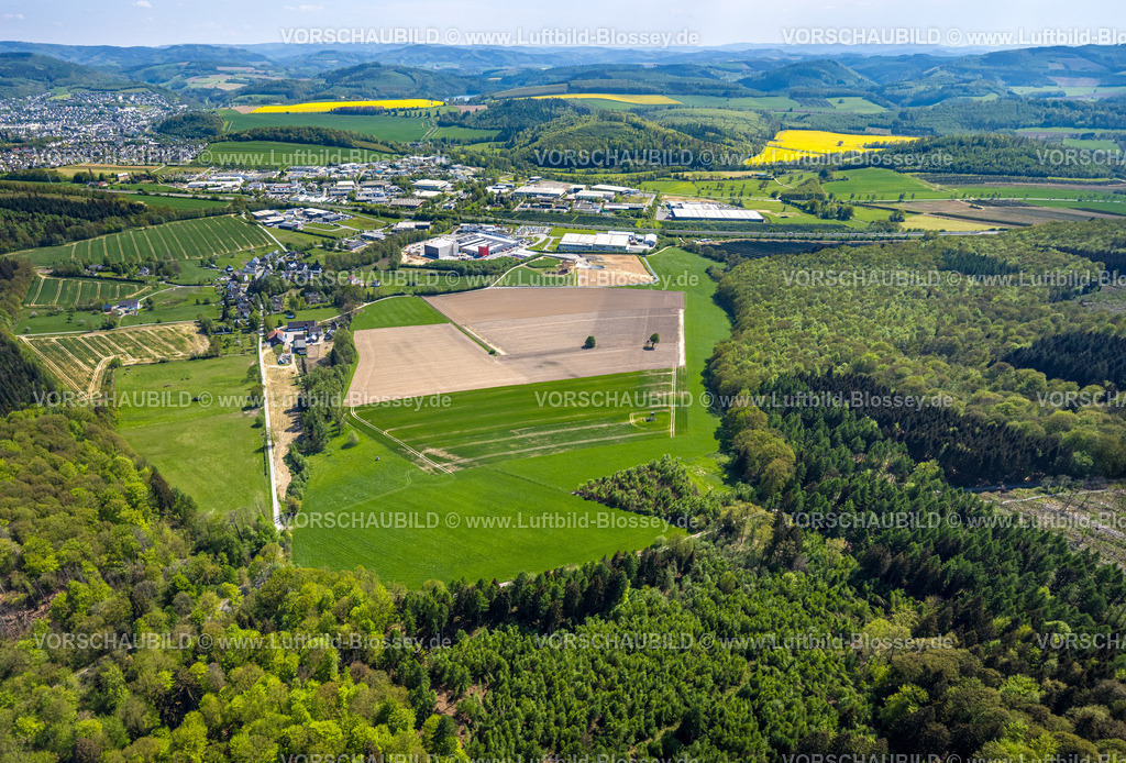 Meschede240506032 | Luftbild, Gewerbegebiet Enste mit Bürger-Solarpark
Fotovoltaik-Solarstromanlage, an der Autobahn A46, Hügellandschaft Waldgebiet, Enste, Meschede, Sauerland, Nordrhein-Westfalen, Deutschland