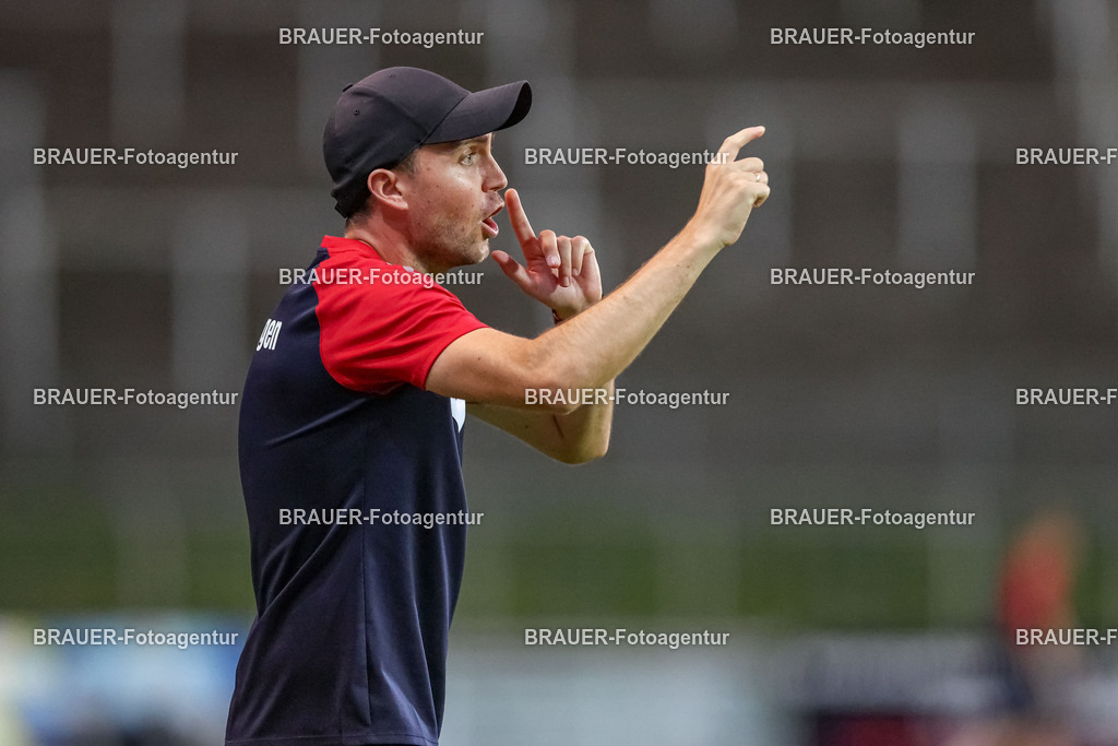 SB_KFCBAU_20250815_5104.JPG -  - KFC Uerdingen - SF Baumberg - Oberliga Niederrhein | Krefeld, Deutschland, 15.08.25: Trainer Julian Stöhr (KFC Uerdingen) gestikuliert, Gestik während des Oberliga Niederrhein Spiels zwischen KFC Uerdingen - SF Baumberg in der Grotenburg Stadion am 15. August 2025 in Krefeld, Deutschland. (Foto von Stefan Brauer/Brauer-Fotoagentur)