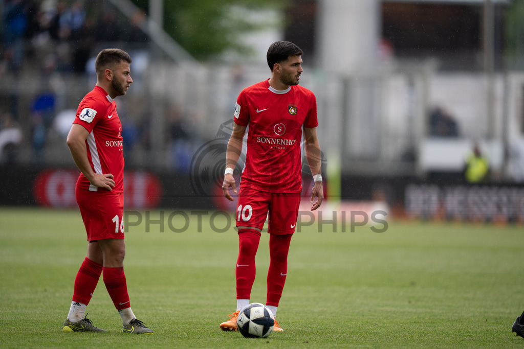 Stuttgarter Kickers vs. SG Sonnenhof Großaspach, Fussball, Regionalliga Suedwest, 34. Spieltag, 16.05.2026 | Marius Kunde (SG Sonnenhof Großaspach, #16) und Mert Tasdelen (SG Sonnenhof Großaspach, #10),Stuttgarter Kickers vs. SG Sonnenhof Großaspach, Fussball, Regionalliga Suedwest, 34. Spieltag, 16.05.2026