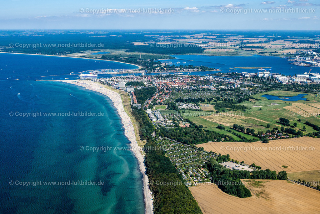 Warnemünde_ELS_9019100822 | ROSTOCK 10.08.2022 Küsten- Landschaft am Sandstrand der Ostsee im Ortsteil Warnemünde in Rostock im Bundesland Mecklenburg-Vorpommern, Deutschland. // Coastline on the sandy beach of Baltic Sea in the district Warnemuende in Rostock in the state Mecklenburg - Western Pomerania, Germany. Foto: Martin Elsen