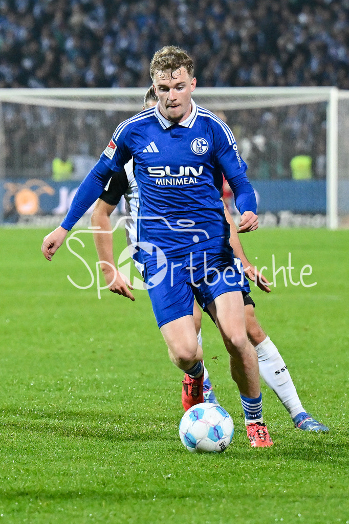 SSV Ulm 1846 Fussball - FC Schalke 04 | Im Duell Dennis CHESSA (SSV Ulm #11) und Derry John MURKIN (FC Schalke #5) / Zweikampf / 2. Bundesliga: SSV Ulm 1846 Fussball - FC Schalke 04, Donaustadion am 01.11.2024