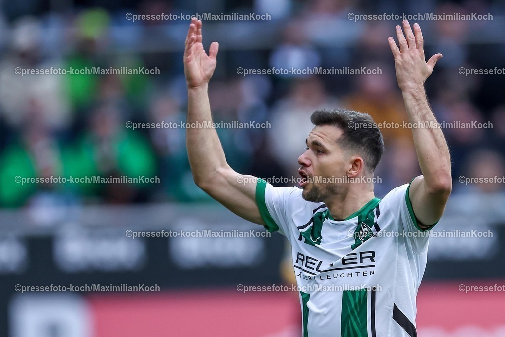 BMG21022502124 | 22.02.2025, Fußball, Borussia Mönchengladbach - FC Augsburg, 1. Fußball Bundesliga, Borussia-Park, Saison 2024 2025: Kevin Stöger (Mönchengl. #7) steht unzufrieden gestikulierend auf dem SpielfeldDFB regulations prohibit any use of photographs as image sequences and or quasi-video.