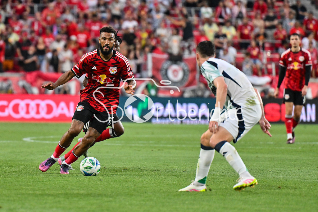 New York Red Bulls - New England Revolution | Im Duell Eric Maxim CHOUPO-MOTING (New York 13) und Tanner BEASON (New England 4) / Zweikampf / Major League Soccer: New York Red Bulls - New England Revolution, Red Bull Arena am 16.07.2025