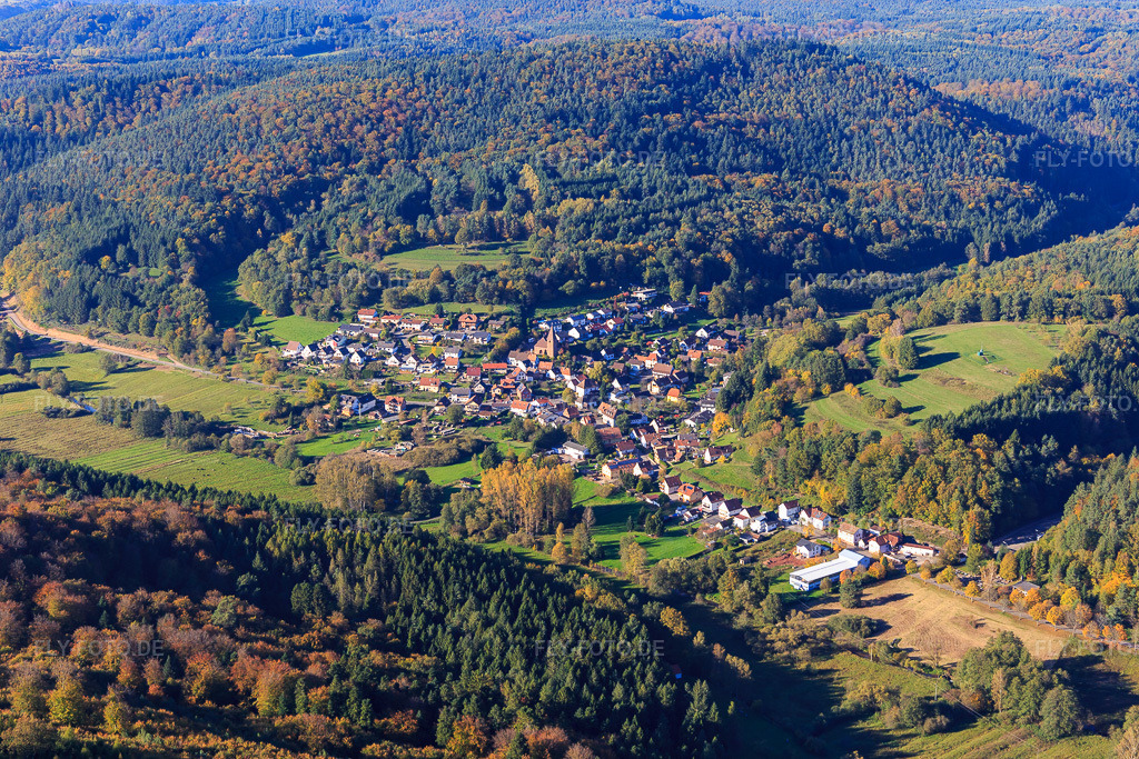 Luftbild: Dorfansicht im Wieslautertal aus Südosten in Niederschlettenbach im Bundesland Rheinland-Pfalz in Deutschland. Foto: IMG_103890.jpg vom 14.10.2017 durch Werner Riehm/FLY-FOTO.de