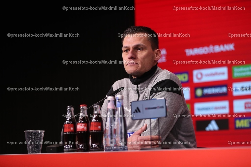 Due01022501106 | 01.02.2025, Fußball, Fortuna Düsseldorf - SSV Ulm 1846, 2.. Fußball Bundesliga, 20. Spieltag, Merkur Spiel-Arena, Saison 2024 2025: Cheftrainer Thomas Wörle (SSV Ulm) bei der Pressekonferenz nach dem SpielDFB regulations prohibit any use of photographs as image sequences and or quasi-video.