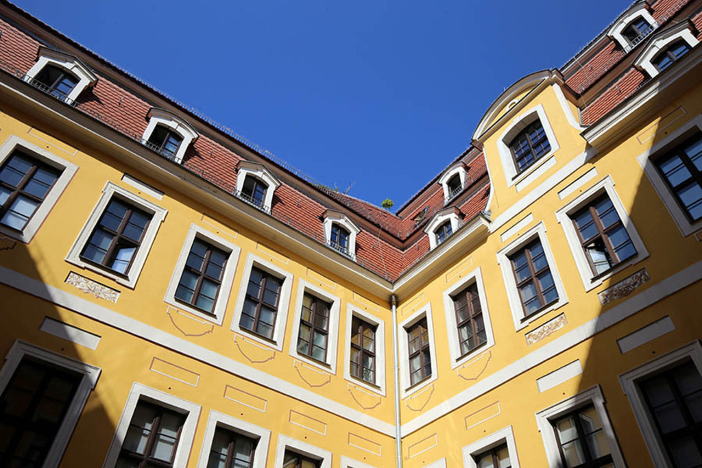 Bildlexikon Leipzig - Bosehaus - Fassade und-Dachgeschoss im Innenhof | Das Team hinter BILDLEXIKON LEIPZIG bündelt historische wie aktuelle Informationen über die Stadt Leipzig in Text und Bild auf einer Plattform und stellt diese der interessierten Öffentlichkeit zur Verfügung.