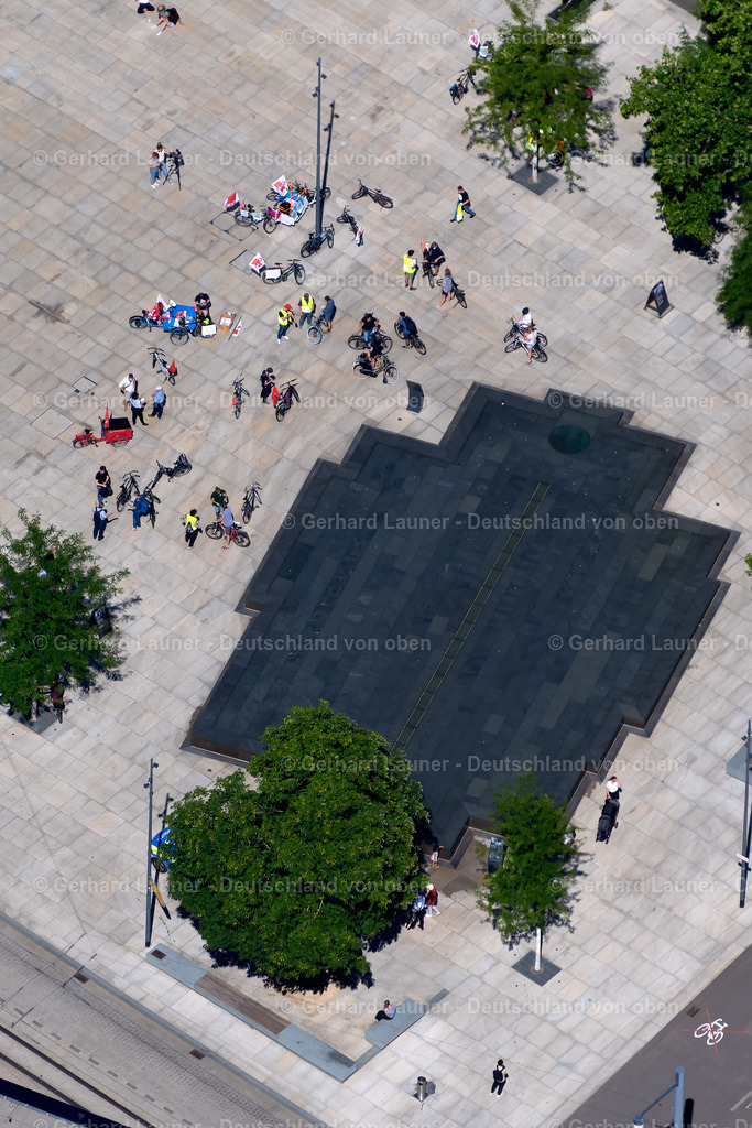 4033326 | FREIBURG IM BREISGAU 30.06.2020 Der Gedenk- Brunnen auf dem Platz der Alten Synagoge stellt den Grundriss der Synagoge, die 1938 niedergebrannt ist, dar in Freiburg im Breisgau im Bundesland Baden-Württemberg, Deutschland. Weiterführende Informationen bei: Stadt Freiburg im Breisgau. // Water - fountain on the place of alten Synagoge in Freiburg im Breisgau in the state Baden-Wuerttemberg, Germany. Further information at: Stadt Freiburg im Breisgau. Foto: Gerhard Launer