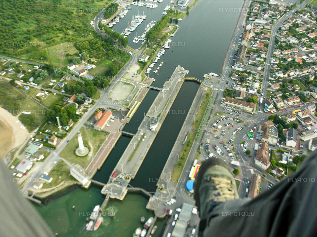 Vue aérienne: Vue de la ville à Ouistreham dans le département Calvados, France – .Photo: DSCN0526.jpg prise le 04/08/2005 par Werner Riehm/FLY-FOTO.eu – Résolution de l'original: 3264 x 2448 px