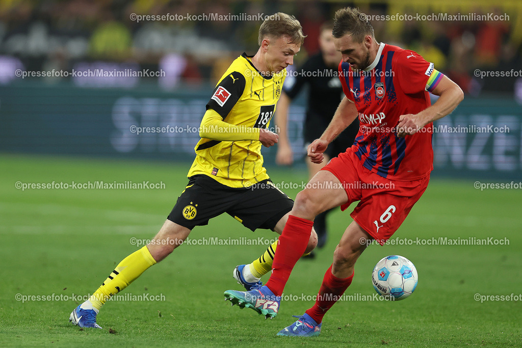 BVB13092401093 | 13.09.2024, 1. Fußball Bundesliga, Borussia Dortmund - 1. FC Heidenheim 1846, Signal Iduna Park, Saison 2024 2025: Maximilian Beier (BVB #14) Zweikampf gegen Patrick Mainka (Heidenheim #6)DFB regulations prohibit any use of photographs as image sequences and or quasi-video.
