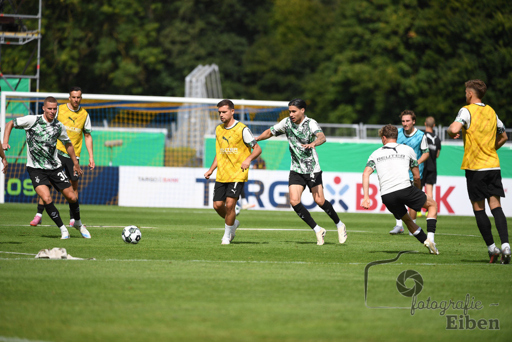 SV Atlas-Delmenhorst-Borussia Mönchengladbach | DFB-Pokal 1. Runde;SV Atlas Delmenhorst (gelb)-Borussia Mönchengladbach (schwarz) am 17.08.2025 in Oldenburg (Marschweg-Stadion), Photo: Philip Eiben 2025 - Realisiert mit Pictrs.com