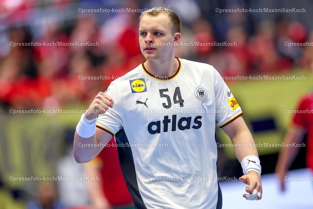 EHF22012601158 | 22.01.2026, Handball, Men's EHF EURO 2026, Deutschland - Portugal, Jyske Bank Boxen in Herning, Dänemark, Main Round:  Justus Fischer (Germany #54) jubelnd gestikulierend auf dem Spielfeld  
