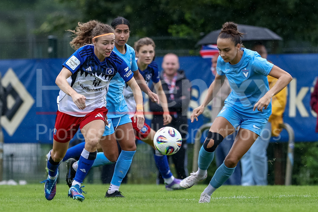 Fussball, Testspiel Frauen, Hamburger SV - FC Viktoria Berlin | v.li.: Melanie Brunnthaler (Hamburger SV, 11) und Katharina Krist (FC Viktoria 1889 Berlin, 18) im Zweikampf, Duell, Dynamik, Aktion, Action, Spielszene