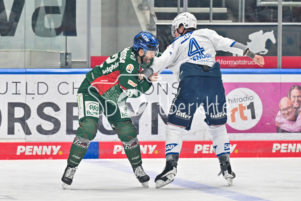 Augsburger Panther - Adler Mannheim | AUGSBURG, GERMANY - 28. DECEMBER: im Bild der Faustkampf zwischen Dan RENOUF (Adler Mannheim 4) und Joseph CRAMAROSSA (Augsburger Panther 92) / Fight / Kampf / Kämpfen / Schlägerei während dem Match zwischen den Augsburger Panthern und den Adler Mannehim am 33. Spieltag der Penny DEL im Curt Frenzel Stadion