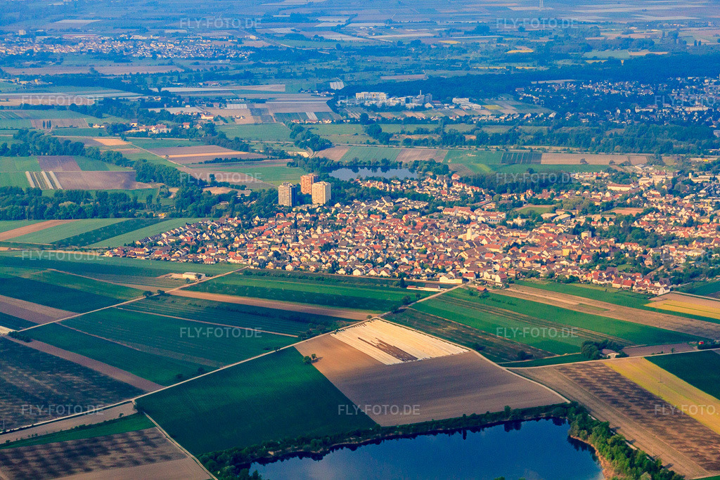 Luftbild: Ortansicht aus Nordosten in Neuhofen im Bundesland Rheinland-Pfalz in Deutschland. Foto: IMG_40503.jpg vom 24.04.2011 durch Werner Riehm/FLY-FOTO.de
