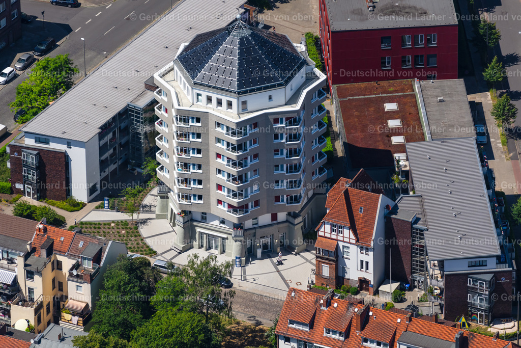 4029473 | BREMEN 01.06.2020 Gebäude eines Mehrfamilien- Wohnhauses mit seniorengerechten Wohnungen Wasserturm Walle an der Karl-Peters-Straße im Ortsteil Westend in Bremen, Deutschland. // Building of a multi-family residential building Wasserturm Walle on Karl-Peters-Strasse in the district Westend in Bremen, Germany. Foto: Gerhard Launer