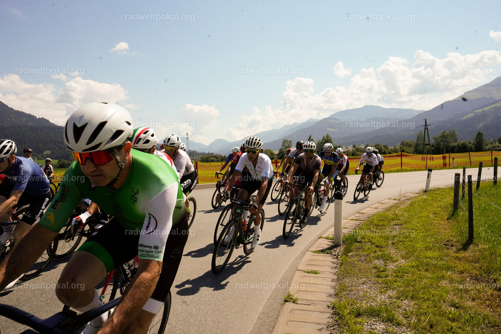285_20230817_Bewerb_Maenner_Muehlanger | AUT - OESTERREICH, 2023-08-16: SPORT RENNRAD-FAHREN - 55. INTERNATIONALER RADWELTPOKAL IN ST. JOHANN IN TIROL  - Vintage-Radrennen mit WM-Bronze-Medaillen-Siegerin Christina Schweinberger, den Teilnehmer und Alexander Baumann (vom Orginastions-Team) - TAG 2 BEWERB MAENNER IN SECHS GRUPPEN  ; Foto: Roland Muehlanger