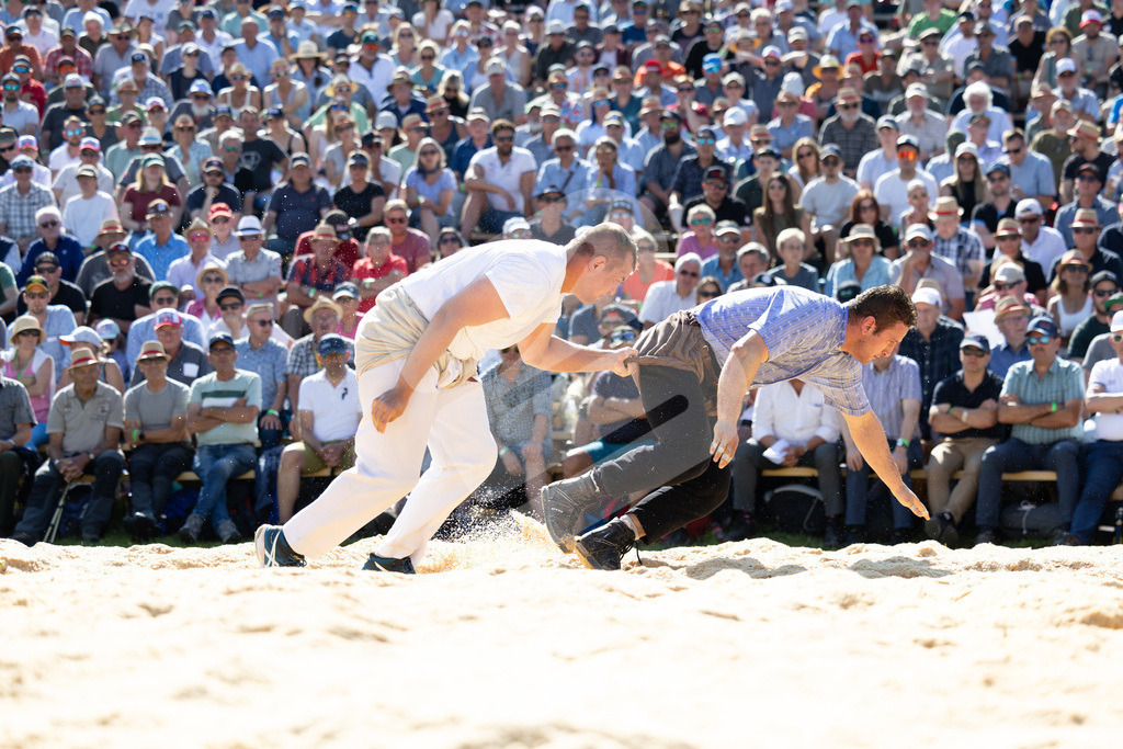 Rigi2025_2956 | Die Schwinger des Schwyzer Kantonalen Schwingerverbandes: Fotos, die Dynamik und Leidenschaft festhalten, sowie emotionale Momente aus dem traditionellen Schwingsport zeigen. - Realisiert mit Pictrs.com