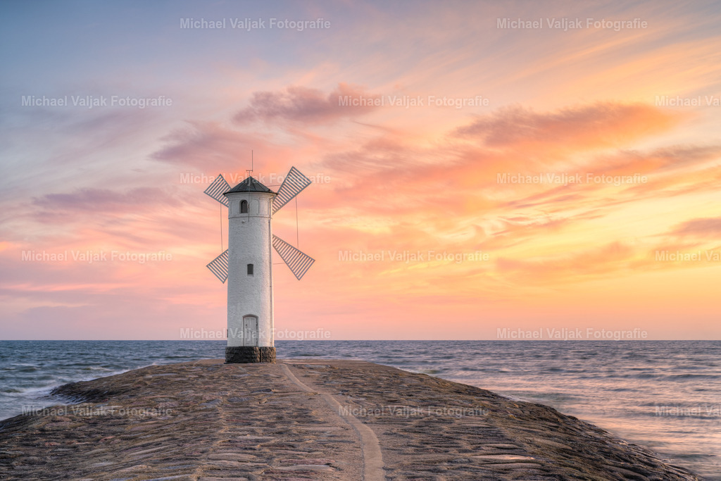 Mühlenbake in Swinemünde auf Usedom | Swinemünde, Swinoujscie, Woiwodschaft Westpommern, Zachodniopomorskie, Usedom, Uznam, Polen, Mühlenbake, Stawa Mlyny, Windmühle, windmill, Leuchtturm, Leuchtfeuer, Westmole, Swine, Wahrzeichen, Sonneninsel, Hafeneingang, Ostsee, Ostseeküste, Baltic Sea, Küste, Urlaub - Realisiert mit Pictrs.com