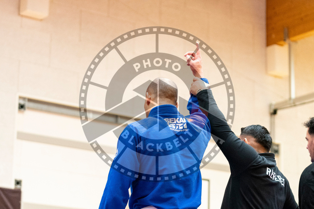 20231118PBB11602 | Fighters compete during the AJP Tour 600 Frankfurt Championship in Frankfurt/Main, Germany, on November 18, 2023.
