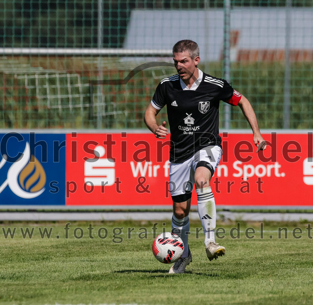 2023-08-20_014_TuS_Oberding_gegen_FC_Finsing_II | Oberding, Deutschland, 20.08.2023:
Fußball, Kreisklasse 2023 / 2024, 3. Spieltag, TuS Oberding gegen FC Finsing II, Endergebnis: 1:1

Tobias Stuerzer (TuS Oberding, #3)

Foto: Christian Riedel / fotografie-riedel.net
