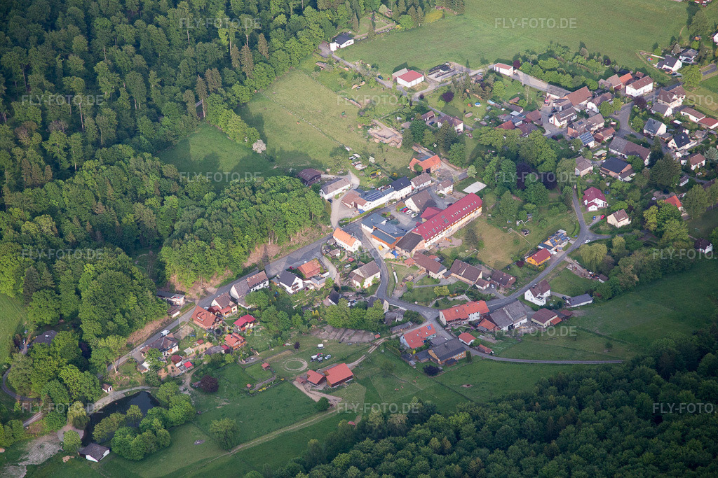 Luftbild: Ortsansicht der Straßen und Häuser der Wohngebiete im Ortsteil Amelith in Bodenfelde im Bundesland Niedersachsen in Deutschland. Foto: IMG_079499.jpg vom 24.05.2015 durch Werner Riehm/FLY-FOTO.de