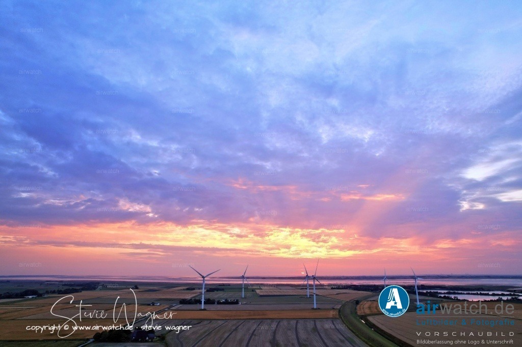 Windpark - Simonsberg | Entdecken Sie atemberaubende Luftbilder und Fotografien auf airwatch.de - Tauchen Sie ein in eine Welt voller faszinierender Aufnahmen aus der Vogelperspektive.
