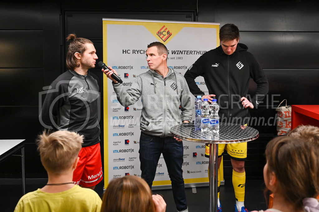 HC Rychenberg vs Floorball Köniz - 18. Dezember 2022 | HC Rychenberg vs Floorball Köniz
AXA Arena, Winterthur
Manuel Engel (#93 Floorball Köniz) und Nils Conrad (#4 HC Rychenberg) beim Interview mit Sam Wille.
Bild: Sportfotografie Markus Aeschimann | www.markus-aeschimann.ch - Realisiert mit Pictrs.com