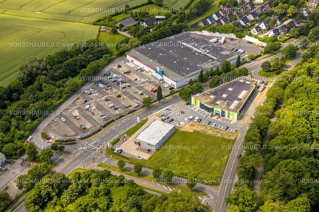 Heiligenhaus250601177 | Luftbild, Kaufland Supermarkt mit Parkplatz, Neubau Raiffeisen-Markt Heiligenhaus Gartencenter mit Dach Solarpaneelen, Würth Baumarkt, Hetterscheidt, Heiligenhaus, Ruhrgebiet, Nordrhein-Westfalen, Deutschland