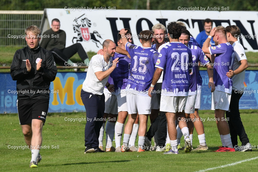 VfR Neumünster vs Holstein Kiel II | Jubel beim VfR über das 3-3 von Visar Mehmeti (VfR #7 2.v.l.) / Fußball-Oberliga Männer 2026/2027 / VfR Neumünster vs Holstein Kiel II / Grümmi-Arena / Neumünster / 27.09.26 - Realisiert mit Pictrs.com