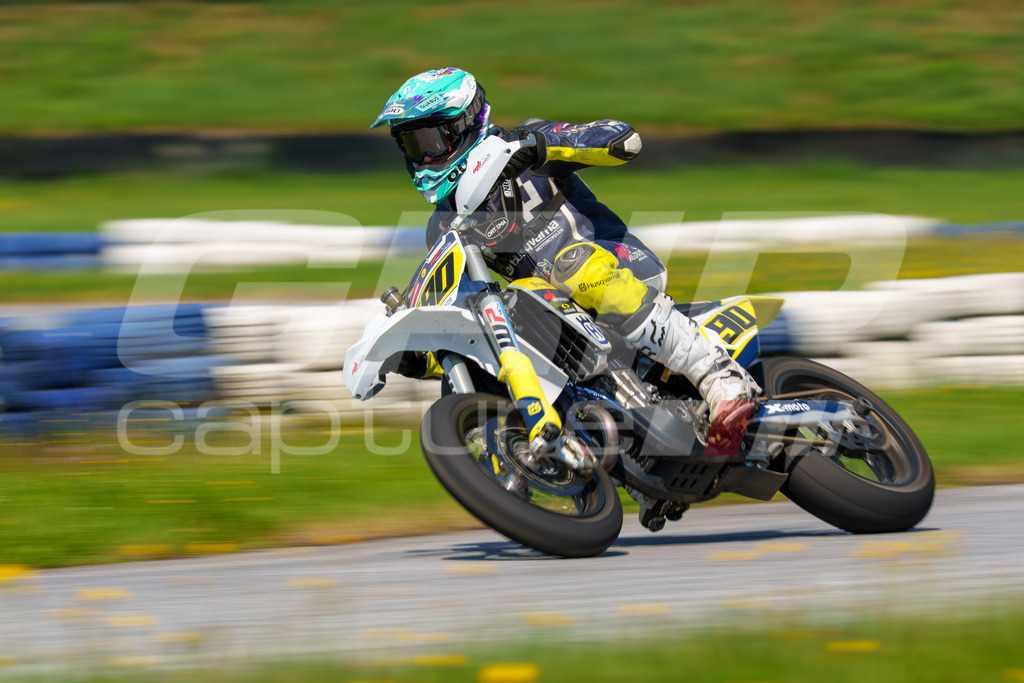 G-Cup + Supermoto Staatsmeisterschaft + Hungarian Supermoto Championship | GRIPcapture steht für authentische Sportfotografie in Österreich – für Momente, die mehr sind als Geschwindigkeit oder Ergebnis. Es geht um Emotion, Spannung, Fokus und den Augenblick, der oft nur einen Wimpernschlag dauert.Ob Motorsport, Teamsport oder 