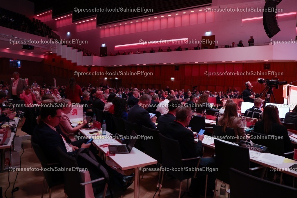 xSEF10052501064 | 10.05.2025, xsefx, Deligierte auf dem Landesparteittag der NREWSPD 2025 mit dem Motto -Aus dem Alltag in die Zukunft- in der Mercatorhalle Duisburg im City Palais