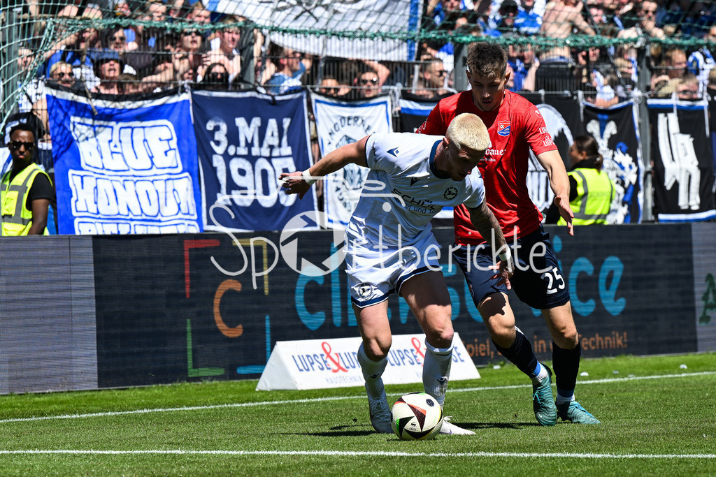 SpVgg Unterhaching - Arminia Bielefeld | im Duell Louis OPPIE (Arminia Bielefeld 4) und Lenn JASTREMSKI (UHG #25) / Zweikampf / 3. Liga: SpVgg Unterhaching - Arminia Bielefeld, Uhlsport Park am 11.05.2025