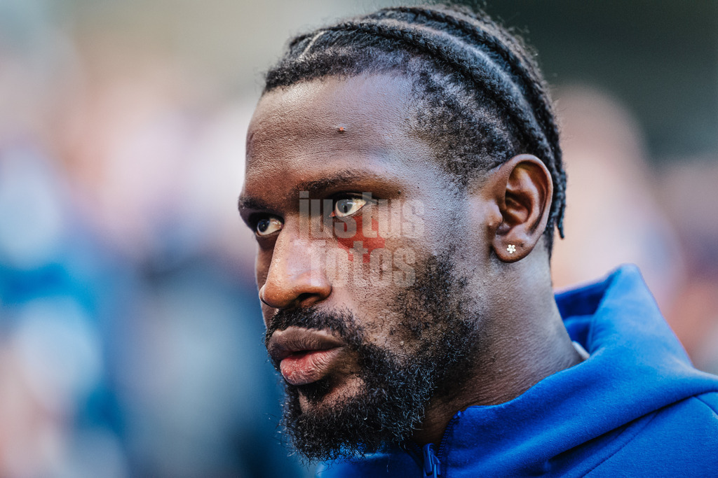 Fußball | Männer | Saison 2024/2025 | 2. Fußball-Bundesliga | 31. Spieltag | Hamburger SV vs. Karlsruher SC | 27.04.2025 | Der verletzte Bakery Jatta (#18, HSV) auf dem Weg zur Bank