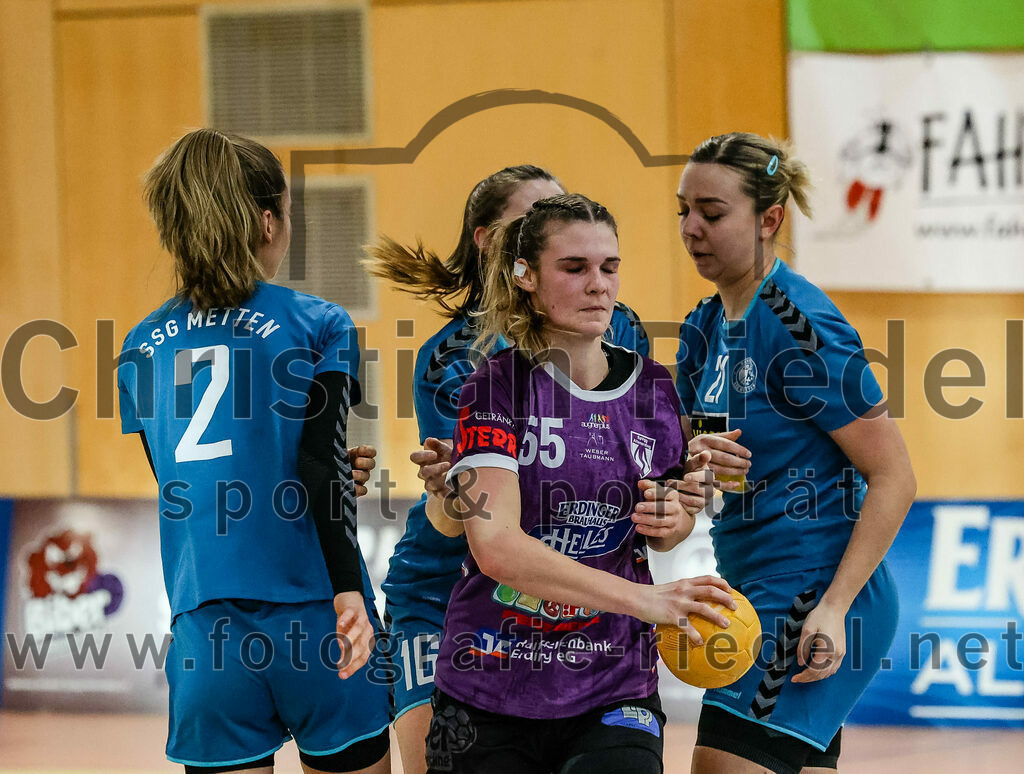 2024-02-24_032_SpVgg_Altenerding_gegen_SSG_Metten_Frauen | Erding, Deutschland, 24.02.2024:
Handball, Bezirksoberliga Frauen Altbayern 2023 / 2024, 15. Spieltag, SpVgg Altenerding gegen SSG Metten, Endergebnis: 32:28

Paula Gäck (SSG Metten, #2), Verena Bauer (SpVgg Altenerding, #55), Milena Niewöhner (SSG Metten, #21)

Foto: Christian Riedel / fotografie-riedel.net