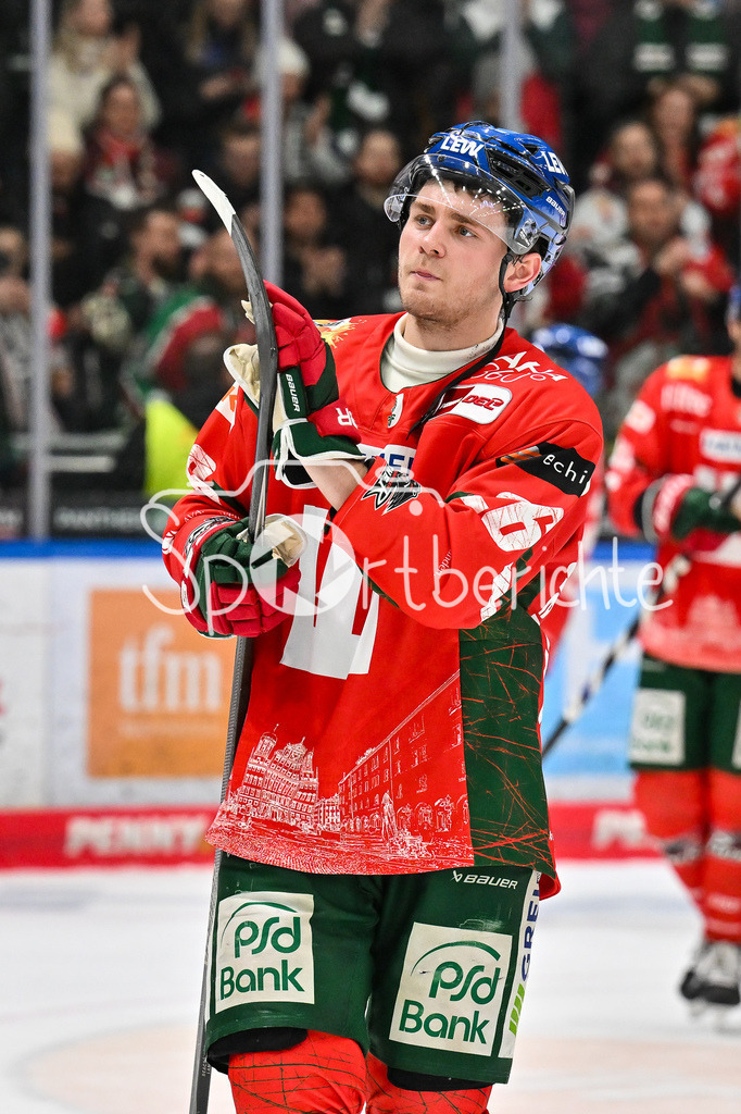 Augsburger Panther - Schwenninger Wild Wings | AUGSBURG, GERMANY - 02. JANUARY: das Team der Panther feiert zusammen mit den Fans den wichtigen Heimsieg gegen die Wild Wings nach dem Match zwischen den Augsburger Panthern und den Schwenninger Wild Wings am 35. Spieltag der Penny DEL im Curt Frenzel Stadion / Alexander BLANK (Augsburger Panther 26)