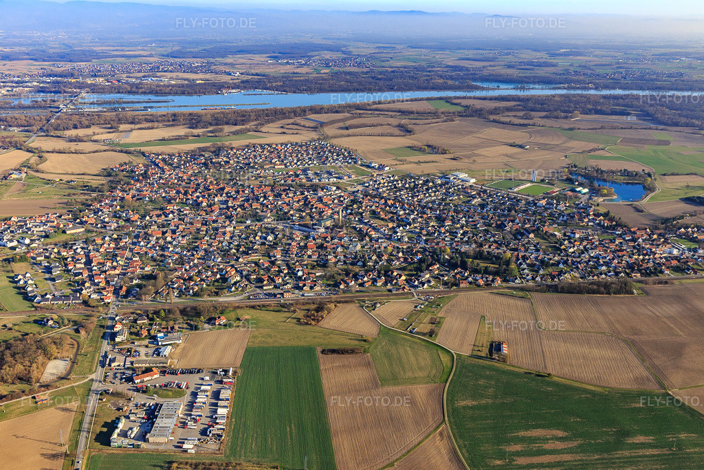 Luftbild: Ortsansicht von Nordosten in Gambsheim im Bundesland Bas-Rhin in Frankreich. – Foto: IMG_097658.jpg vom 16.03.2017 durch Werner Riehm/FLY-FOTO.de – Auflösung des Originals: 5472 x 3648 px