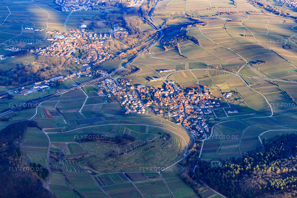 Luftbild: Dorf über der Weinlage Kastanienbusch im Winter von Westen in Birkweiler im Bundesland Rheinland-Pfalz in Deutschland. Foto: IMG_62156.jpg vom 23.02.2014 durch Werner Riehm/FLY-FOTO.de