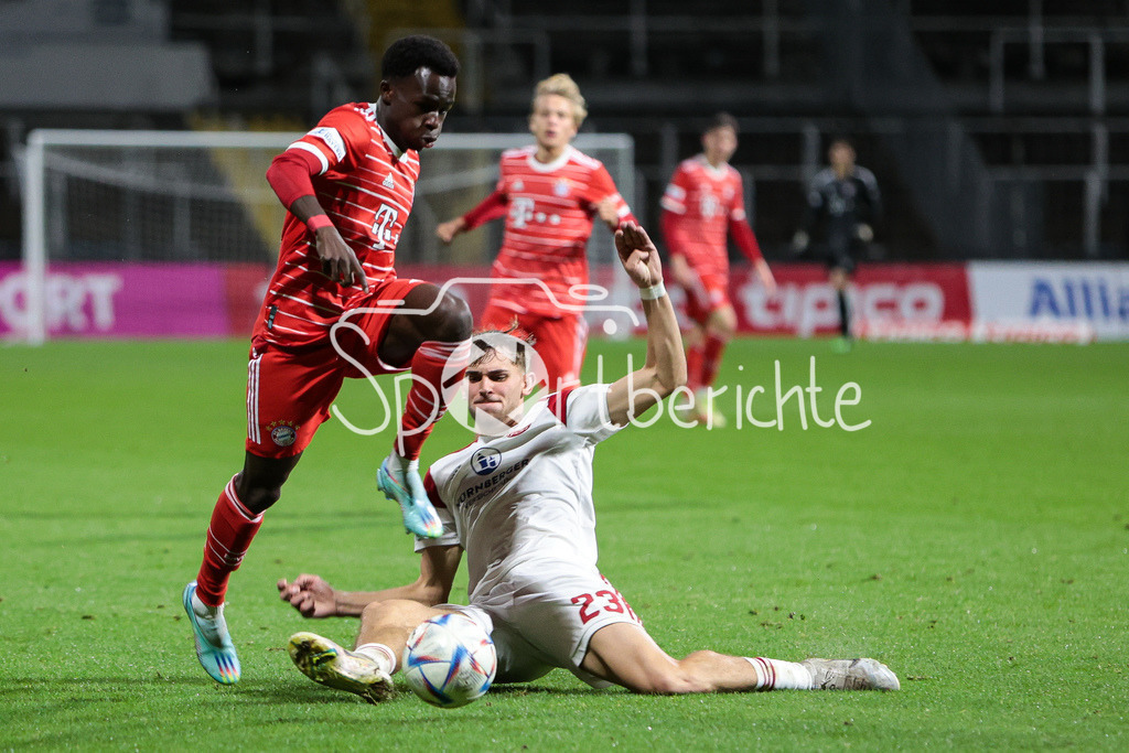 FC Bayern Amateure - 1. FC Nuernberg II | Mamin SANYANG (FCB #26) im Duell mit Leonardo VONIC (FCN #23)