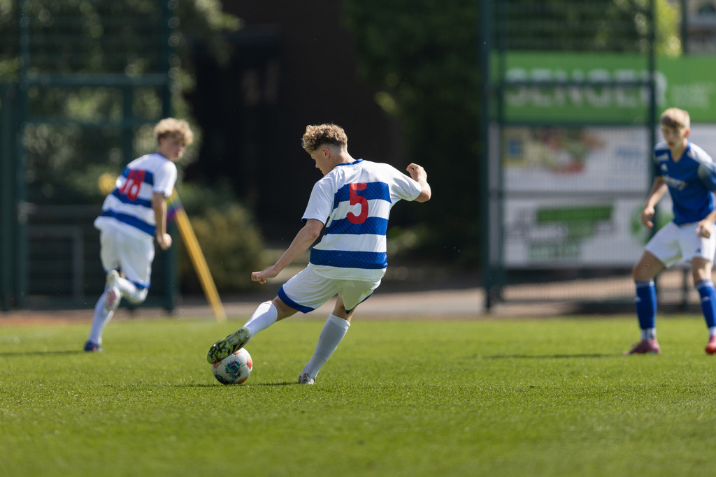 Fußball I Männer I 40. Pfingscup Hollage I 12999 | realhellocedii - Realisiert mit Pictrs.com