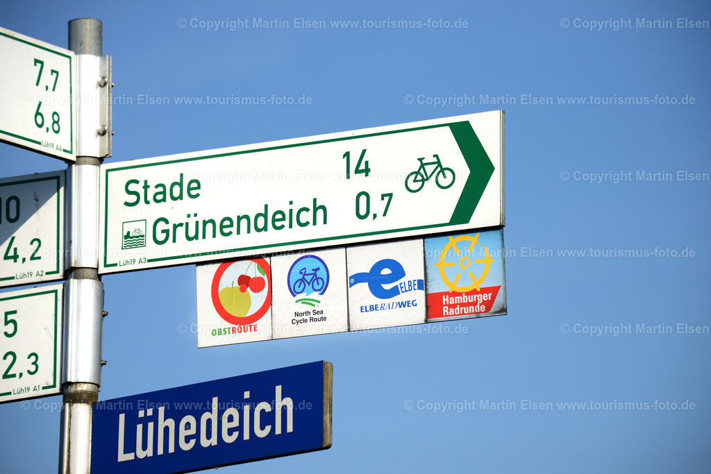 Fahrradschilder im Alten Land_ELS_7265140501a | Fotos aus den Touristenorten aus Norddeutschland. - Realisiert mit Pictrs.com