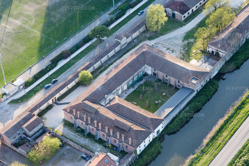 Aerial view: View of the town in Comacchio in the state Ferrara, Italy. – Photo: IMG_098665.jpg taken on 04/06/2017 by Werner Riehm/FLY-FOTO.com – Resolution of the original: 5472 x 3648 px