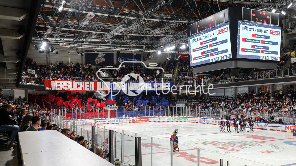 Nürnberg Ice Tigers - Augsburger Panther | Die Fans der Hausherren starten mit einer Choreographie in die neue Saison / Ultras / Choreo / Deutsche Eishockey Liga: Nürnberg Ice Tigers - Augsburger Panther, Arena Nürnberger Versicherung am 22.09.2024