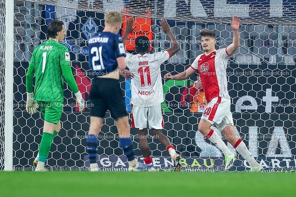 RWE04032601050 | 2026.03.04, Fußball, 3.Liga Herren, Rot-Weiss Essen -  SV Waldhof Mannheim, Stadion Hafenstraße, 27.Spieltag, Saison 2025 / 2026: Torjubel nach dem Tor zum 1:0 durch Torschütze Marek Janssen&nbsp;(Rot-Weiss Essen #20)  neben  Thijmen Joel Sander Nijhuis (Waldhof Mannheim #01) Julian Rieckmann (Waldhof Mannheim #21) enttäuscht Enttäuschung   DFB regulations prohibit any use of photographs as image sequences and or quasi-video.