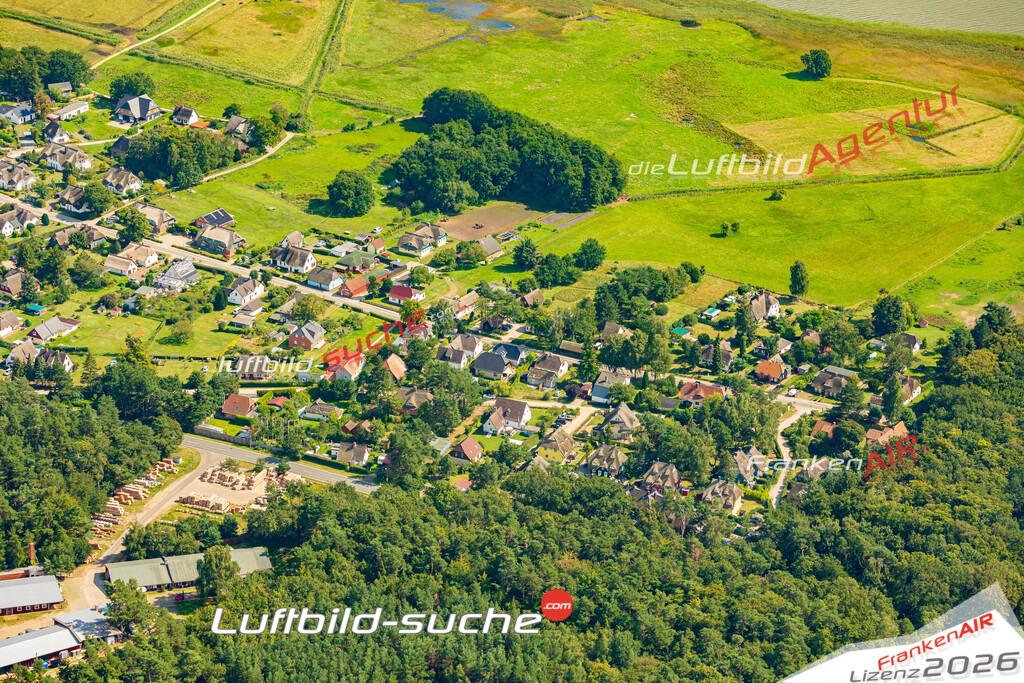 Neue Luftbildaufnahme der Stadt Born a. Darß - Das Luftbild wurde 2025 vom UL-Flugzeug heraus erstellt ( keine Drohnenaufnahme ) - Hochauflösende Luftaufnahme - für Wandbilder und großformatige Ausdrucke geeignet. Das besondere Geschenk!Hier alle&nbsp;Infos zur Lizenzierung der LuftaufnahmeWir fliegen auch dieses Jahr wieder in Ihre Region um Luftbilder zu erstellen.- Luftbild anfragen