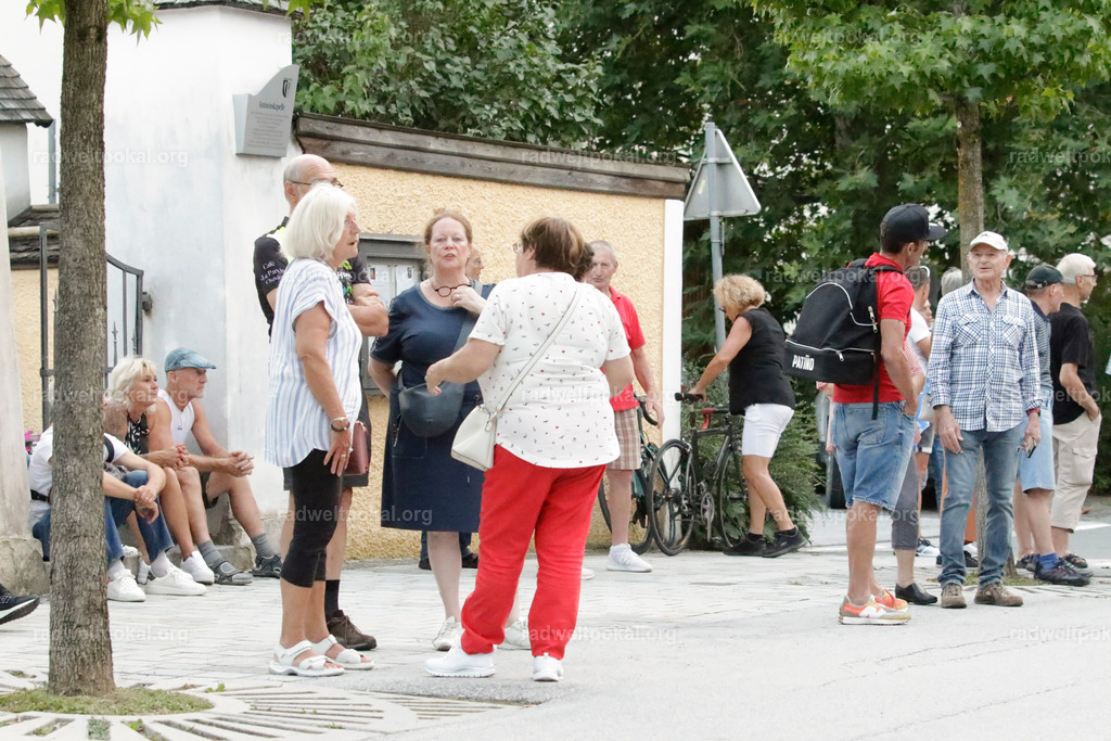 1426_20230817_Bewerb_Maenner_Muehlanger | AUT - OESTERREICH, 2023-08-16: SPORT RENNRAD-FAHREN - 55. INTERNATIONALER RADWELTPOKAL IN ST. JOHANN IN TIROL  - Vintage-Radrennen mit WM-Bronze-Medaillen-Siegerin Christina Schweinberger, den Teilnehmer und Alexander Baumann (vom Orginastions-Team) - TAG 2 BEWERB MAENNER IN SECHS GRUPPEN  ; Foto: Roland Muehlanger